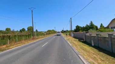 Fransa 'da kırsal bir yolda araçlar seyahat ediyor