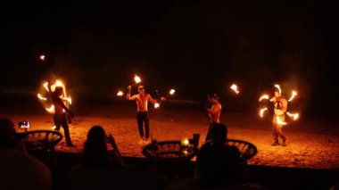 Sahilde gece göstericiler ateşle uğraşır.