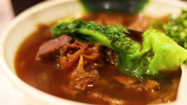 Et ve sebzeli lezzetli şehriye çorbası.