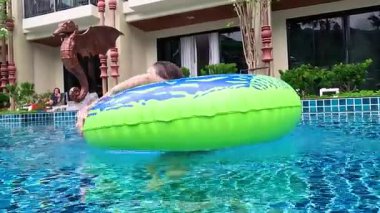 Krabi 'de havuzda yüzen biri.