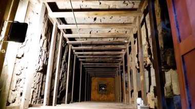 Tapınaktaki bir kuyuya para atın.