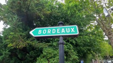 Bereketli yeşilliğin ortasındaki Bordeaux 'yu işaret eden işaret.