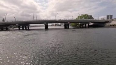 Teknelerin zaman aşımı ve nehir üzerindeki köprü