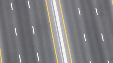 Araçlar ve motosikletler çok şeritli bir yolda