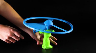 Uçan oyuncağı fırlatmak için ipi çek