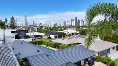 Altın Sahil 'in panoramik manzarası ufuk çizgisi ve kanallar