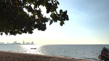 Sakin deniz manzaralı uzak şehir silueti