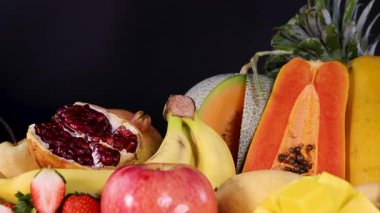 Çeşitli taze meyvelerden oluşan canlı bir karışım.