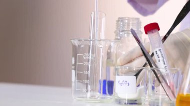 Kimyasal reaksiyonları ve renk değişimini gösteren bilim deneyi