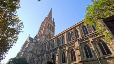 Açık mavi gökyüzü altında gotik mimari