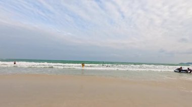 Tedarikçi kumsalda mücevher sergisiyle yürüyor.