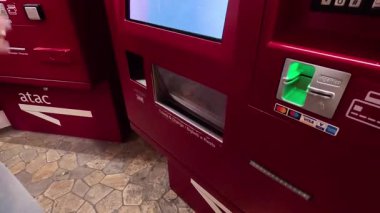 Kişi otomattan bilet alır