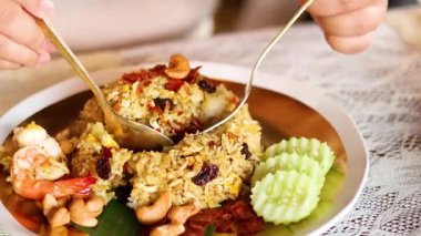 Karides ve kaju fıstıklı ananas pilavı servis ediyorum.