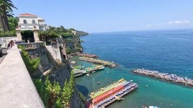 Plaj ve deniz aktivitelerinin hava görüntüsü