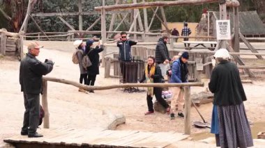 Ziyaretçiler Ballarat 'taki tarihi mekanda etkileşim halindeler