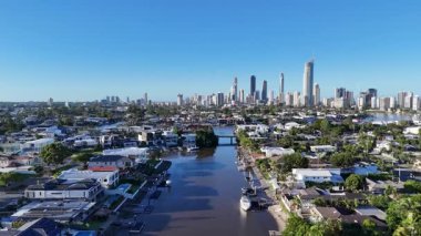 İnsansız hava aracı görüntüleri Altın Sahil 'in ufuk çizgisini ve Nerang Nehri' ni açık mavi gökyüzü altında yakalıyor, kentsel ve doğal manzaraları vurguluyor