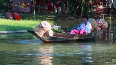 Bangkok Parkı 'nda elinde mallarla kürek çeken biri var.