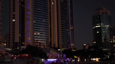 Geceleri gökdelenler ve rıhtım ışıklarıyla