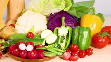 Canlı bir taze sebze gösterisi.