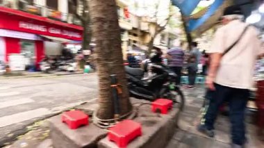 Dükkanları ve yayaları olan hareketli bir sokak hayatı