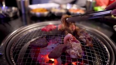 Et ateşte kızartılıyor.