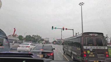 Araçlar yağmurda kırmızı ışıkta durdu