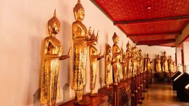 Wat Pho 'daki altın Buda heykelleri.
