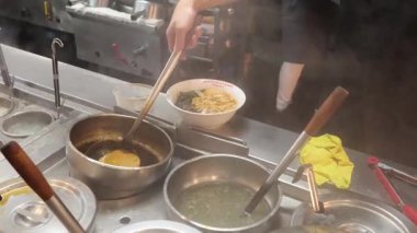 Şef mutfakta erişte hazırlıyor.