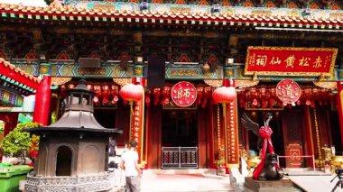 Geleneksel Çin mimarisine sahip canlı bir tapınak.