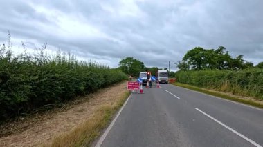 Araçlar yol çalışması işaretlerini ve engelleri aşar