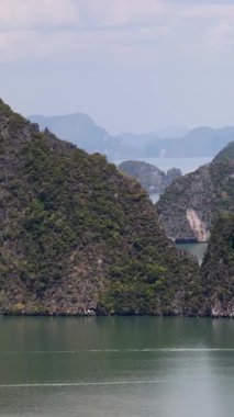 Hava görüntüleri, Phang Nga Körfezi 'nin berrak gökyüzünün altındaki kireçtaşı adalarının sakin güzelliğini yakalıyor, yemyeşil ve sakin suları sergiliyor.