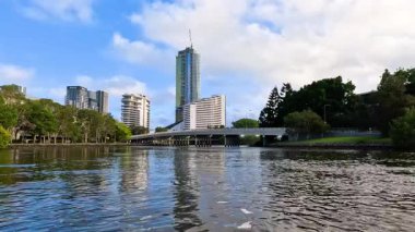 Şehir köprülerinin altında manzaralı nehir gezisi