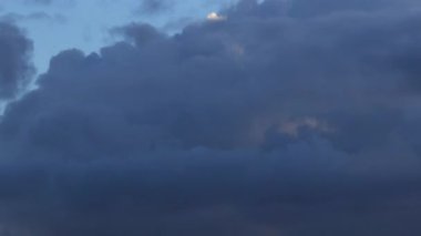 Güneş batarken dinamik bulut hareketi