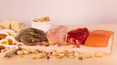 Masadaki protein zengini gıdaların çeşitliliği