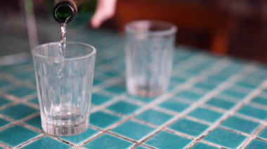 Sake dizisi bardağa dökülüyor.