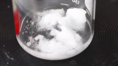 Sodyum asetat zamanla bir deney şişesinde kristalleşir.