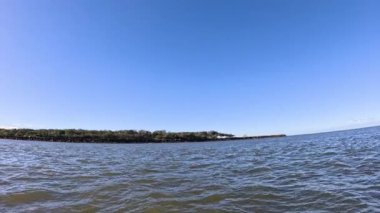 Sakin okyanus dalgaları berrak mavi gökyüzünün altında