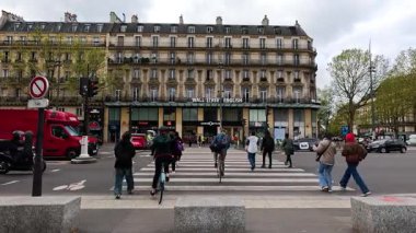 People crossing a busy street in Paris