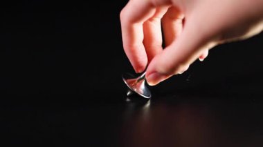 Siyah bir yüzey üzerinde dönen eller