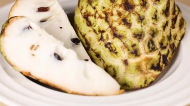 Bir tabakta dilimlenmiş muhallebi elması