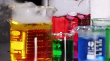 Renkli sıvılar ve kuru buz reaksiyonu içeren deney tüpleri.
