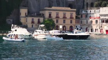 Tekneler Sorrento 'da bir rıhtımda manevra yapıyor.