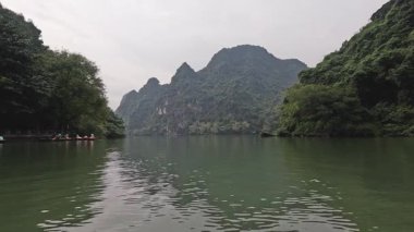 Sakin bir dağ gölünde tekne gezisi.