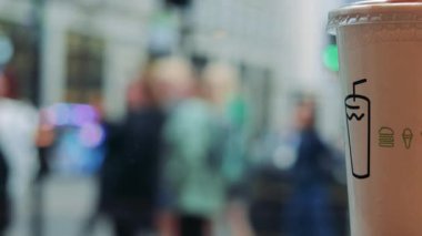 Kalabalık şehrin ortasında milkshake fincanı