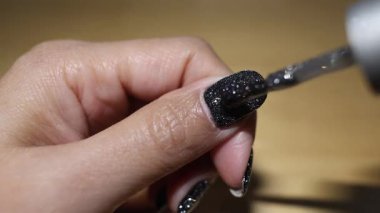 Işıltılı tırnak cilasının sıralı uygulaması