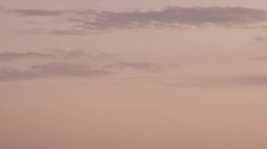 Dağınık bulutlu sakin bir günbatımı gökyüzü