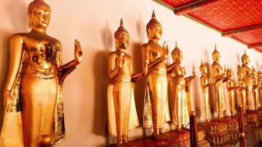 Wat Pho 'daki altın Buda heykelleri.
