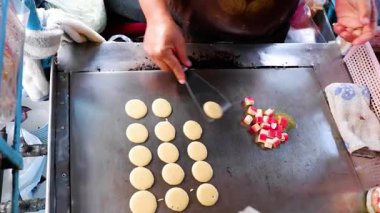 Sıcak ızgarada yengeç çubuğu krep pişiriyorum.