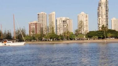 Yelkenli zaman içinde şehrin üstünden geçiyor.