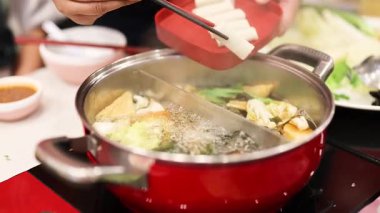 Bangkok 'ta taze malzemelerle güveç hazırlıyorum.